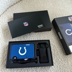 Ridge Blue Key & Card Holder